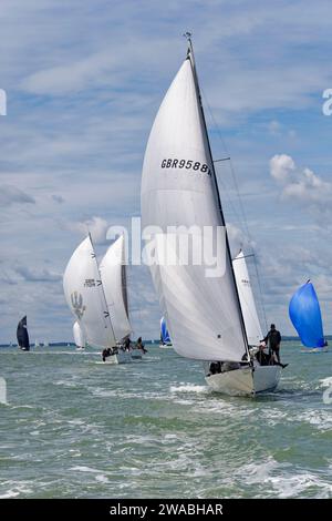 Chiudi le gare di barche a vela durante la regata Cowes Week che si tiene a Solent, al largo della costa nord dell'isola di Wight, nel sud dell'Inghilterra Foto Stock