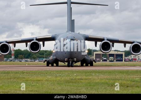 Boeing C-17A Globemaster III ZZ177 velivolo da trasporto militare della Royal Air Force britannica arriva a RAF Fairford nel sud dell'Inghilterra per il RIAT Foto Stock