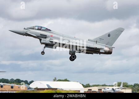 L'Eurofighter Typhoon MM7355 dell'Aeronautica militare 4 Stromo arriva alla RAF Fairford nel sud dell'Inghilterra per partecipare al RIAT Foto Stock