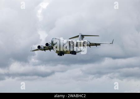 Boeing C-17A Globemaster III aereo da trasporto militare 90169 della United States Air Force 437th Airlift Wing arriva a RAF Fairford per il RIAT Foto Stock