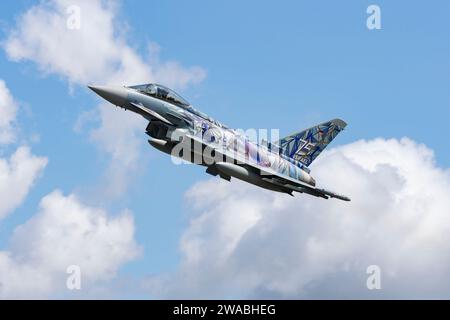 La Luftwaffe Eurofighter EF2000 Typhoon 3114 della Luftwaffengeschwader 73 dell'Aeronautica tedesca parte dalla RAF Fairford dopo il RIAT Foto Stock