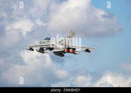 L'Aeronautica militare Italiana Panavia Tornado IDS Multirole Combat Jet MM7029 parte dalla RAF Fairford nel sud dell'Inghilterra dopo aver partecipato al RIAT Foto Stock