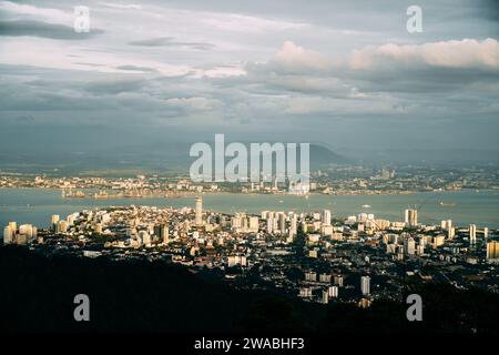 Viaggia in Malesia, George Town Penang, vista della Malesia dalla collina di Penang. Panoramica dell'Isola di Penang e della Penang continentale. Panorama del cielo di Penang Foto Stock