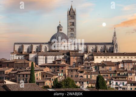 Vista panoramica della città storica di Siena e della sua cattedrale, Italia Foto Stock