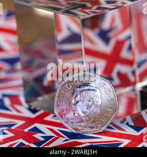 Moneta da 50p, sua altezza reale re Carlo III, su carta Union Jack Foto Stock