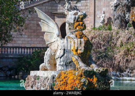 Maestosa scultura di drago in pietra . Fontana nel parco di Barcellona Foto Stock