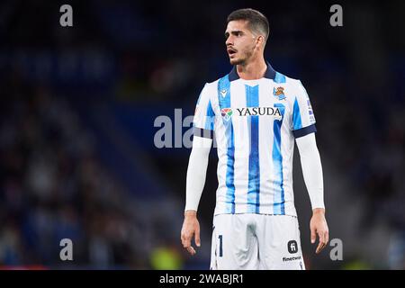 Andre Silva di Real Sociedad guarda durante la partita LaLiga EA Sports tra Real Sociedad e Deportivo Alaves al reale Arena Stadium il 2 gennaio 2024 a San Sebastian, in Spagna. Credito: Cesar Ortiz Gonzalez/Alamy Live News Foto Stock