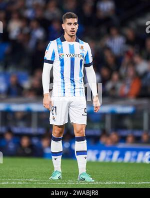 Andre Silva di Real Sociedad guarda durante la partita LaLiga EA Sports tra Real Sociedad e Deportivo Alaves al reale Arena Stadium il 2 gennaio 2024 a San Sebastian, in Spagna. Credito: Cesar Ortiz Gonzalez/Alamy Live News Foto Stock