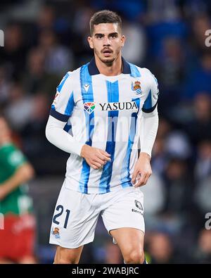 Andre Silva di Real Sociedad guarda durante la partita LaLiga EA Sports tra Real Sociedad e Deportivo Alaves al reale Arena Stadium il 2 gennaio 2024 a San Sebastian, in Spagna. Credito: Cesar Ortiz Gonzalez/Alamy Live News Foto Stock