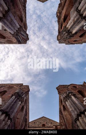 Soffitto mancante che apre la vista del cielo nel distrutto monastero cistercense San Galgano in Toscana, Italia Foto Stock