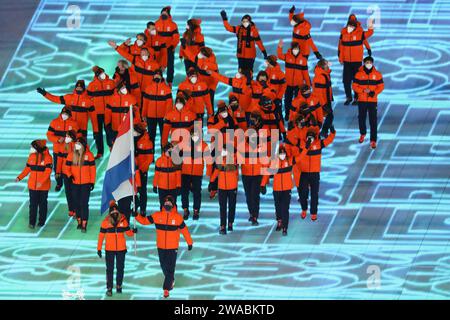 4 FEBBRAIO 2022 - Pechino, Cina: Lindsay van Zundert e Kjeld NUIs sono i portabandiera del Team Netherlands durante la Parata delle Nazioni all'apertura Foto Stock