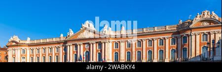 Frontone del Capitole sulla piazza omonima, in una giornata invernale a Tolosa, Occitania, Francia Foto Stock