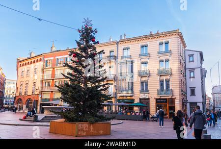 Albero di Natale e facciate edili su trinity Square, a Tolosa in Occitanie, Francia Foto Stock