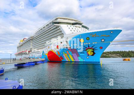 La nave da crociera Norwegian Breakaway, Norwegian Cruise Line (NCL), colorata livrea dello scafo di Peter Max Foto Stock