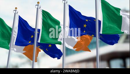 Bandiere dell'Irlanda e dell'Unione europea che sventolano in una giornata limpida. L'Irlanda è diventata membro dell'Unione europea nel 1973. rendering dell'illustrazione 3d. Increspatura Foto Stock