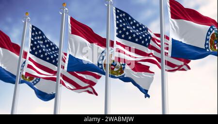 Bandiere dello stato del Missouri che sventolano con la bandiera nazionale americana in una giornata limpida. rendering dell'illustrazione 3d. Tessuto ondulato. Messa a fuoco selettiva Foto Stock