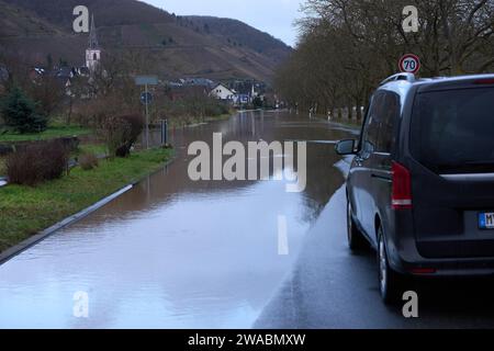 Ediger Elle, Germania. 3 gennaio 2024. L'autostrada federale 49 è chiusa nei pressi di Ediger-Eller a causa delle inondazioni. Le forti piogge provocano un ulteriore aumento della Mosella. Crediti: Thomas Frey/dpa/Alamy Live News Foto Stock