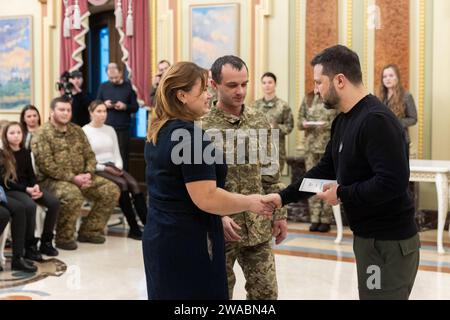 Il presidente ucraino Volodymyr Zelenskyy presenta i certificati per l'appartamento assegnato ai soldati che hanno preso parte alla guerra Russia-Ucraina il presidente ucraino Volodymyr Zelenskyy presenta i certificati per l'appartamento assegnato ai soldati che hanno preso parte alla guerra Russia-Ucraina e alle famiglie degli Eroi caduti durante una cerimonia al Palazzo Mariinsky a Kiev, Ucraina, il 3 gennaio 2023. Nell'ambito dell'iniziativa del Capo di Stato di fornire alloggi ai soldati degli eroi dell'Ucraina, Zelenskyy ha presentato i certificati per ottenere appartamenti agli eroi dell'Ucraina e ai membri della famiglia Foto Stock