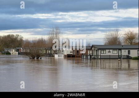 Offenham, Evesham, 3 gennaio 2024 - Offenham Caravan Park, vicino a Evesham nel Worcestershire, dove il fiume Avon ha fatto irruzione sulle sue rive allagando il sito. - Credito: Stop Press Media/Alamy Live News Foto Stock