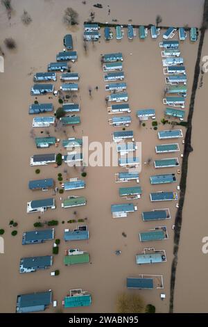 Offenham, Evesham, 3 gennaio 2024 - Offenham Caravan Park, vicino a Evesham nel Worcestershire, dove il fiume Avon ha fatto irruzione sulle sue rive allagando il sito. - Credito: Stop Press Media/Alamy Live News Foto Stock