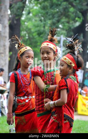 Donne della comunità di Garo in abiti e ornamenti tradizionali, in un programma che segna la giornata internazionale del popolo indigeno del mondo, al Foto Stock