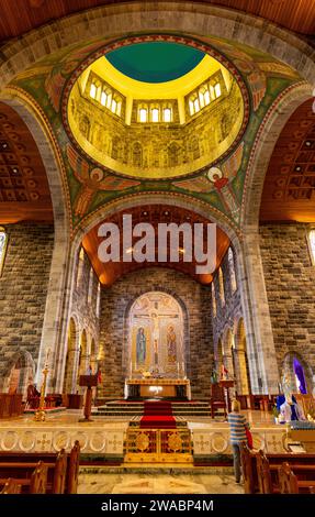 Cattedrale di Galway, vista interna dell'altare, cupola del santuario e mosaico Crocifissione di Patrick Pollen, Contea di Galway, Irlanda. Foto Stock