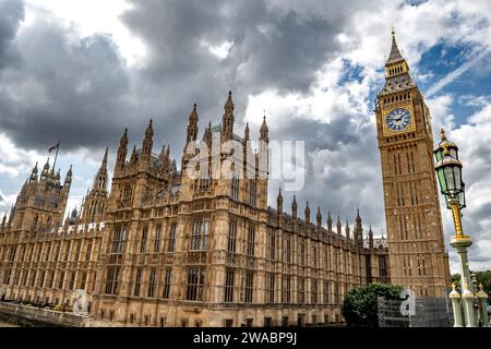 Big Ben e camera del Parlamento a Westminster Palace dal Westminster Bridge a Londra, Regno Unito Foto Stock
