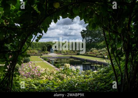 Londra, GRAN BRETAGNA - 28 agosto 2023: Princess Diana Memorial in Sunken Garden a Kensington Palace Foto Stock
