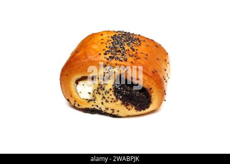 Panino con semi di papavero e formaggio cottage, isolato su sfondo bianco Foto Stock