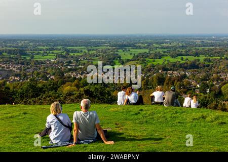 Gli escursionisti che guardano in basso su Bollington, nel Cheshire, Inghilterra, una città al confine occidentale del Peak District. Foto Stock