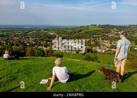 Dog Walkers che guarda in basso su Bollington nel Cheshire, Inghilterra, una città al confine occidentale del Peak District. Foto Stock