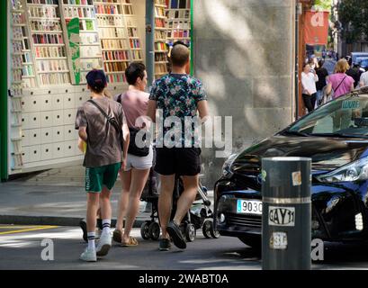 Barcellona, Spagna - 26 maggio 2022: Una grande passeggiata in famiglia attraverso una grande città tra traffico intenso e marciapiedi affollati Foto Stock