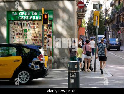 Barcellona, Spagna - 26 maggio 2022: Una grande passeggiata in famiglia attraverso una grande città tra traffico intenso e marciapiedi affollati Foto Stock