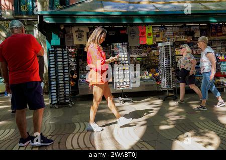 Barcellona, Spagna - 26 maggio 2022: Tipico chiosco che vende souvenir per il turismo sulla Rambla a Barcellona, una visita classica della città Foto Stock