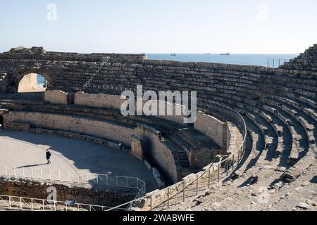 Tarragona, Spagna - 14 gennaio 2022: L'anfiteatro romano di Tarragona, Spagna, è un sito patrimonio culturale che rappresenta gli antichi traditi romani Foto Stock