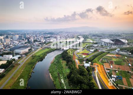 Toyotashi, Aichi, paesaggio urbano giapponese sul fiume Yahagi. Foto Stock