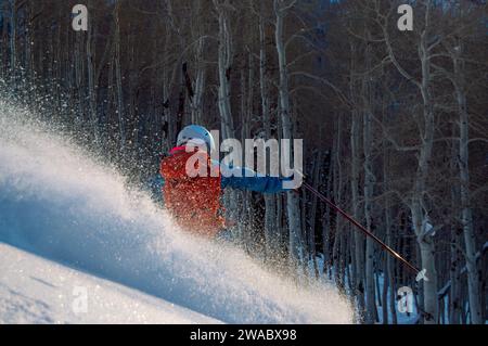 Uno sciatore gira nella neve al crepuscolo. Girato nel Wasatch Range, UT. Foto Stock