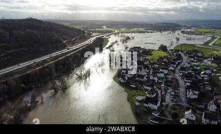 3 gennaio 2024, Assia, Argenstein (landkreis Marburg-Biedenkopf): Inondazioni nel distretto di Marburg-Biedenkopf. Il Lahn ha fatto esplodere le sue banche. La situazione delle inondazioni in Assia è tesa. (Foto scattata con un drone) foto: Nadine Weigel/dpa Foto Stock