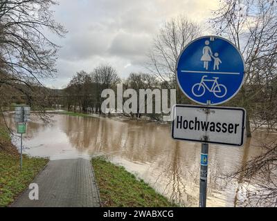 Marburg, Germania. 3 gennaio 2024. Inondazioni nel distretto di Marburg-Biedenkopf. Il Lahn di Marburgo ha fatto esplodere le sue banche. Crediti: Nadine Weigel/dpa/Alamy Live News Foto Stock