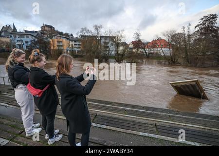 Marburg, Germania. 3 gennaio 2024. Inondazioni nel distretto di Marburg-Biedenkopf. Il Lahn di Marburgo ha fatto esplodere le sue banche. Credito: Nadine Weigel/DPA/Nadine Weigel/dpa/Alamy Live News Foto Stock