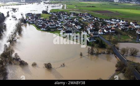 3 gennaio 2024, Assia, Argenstein (landkreis Marburg-Biedenkopf): Inondazioni nel distretto di Marburg-Biedenkopf. Il Lahn ha fatto esplodere le sue banche. La situazione delle inondazioni in Assia è tesa. (Foto scattata con un drone) foto: Nadine Weigel/DPA/Nadine Weigel/dpa Foto Stock