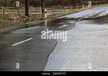 Marburg, Germania. 3 gennaio 2024. Inondazioni nel distretto di Marburg-Biedenkopf. Il Lahn di Marburgo ha fatto esplodere le sue banche. Credito: Nadine Weigel/DPA/Nadine Weigel/dpa/Alamy Live News Foto Stock