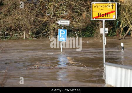 Marburg, Germania. 3 gennaio 2024. Inondazioni nel distretto di Marburg-Biedenkopf. Il Lahn di Marburgo ha fatto esplodere le sue banche. Credito: Nadine Weigel/DPA/Nadine Weigel/dpa/Alamy Live News Foto Stock