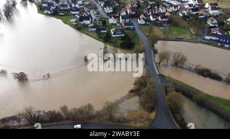 3 gennaio 2024, Assia, Argenstein (landkreis Marburg-Biedenkopf): Inondazioni nel distretto di Marburg-Biedenkopf. Il Lahn ha fatto esplodere le sue banche. La situazione delle inondazioni in Assia è tesa. (Foto scattata con un drone) foto: Nadine Weigel/DPA/Nadine Weigel/dpa Foto Stock