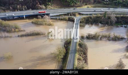 3 gennaio 2024, Assia, Argenstein (landkreis Marburg-Biedenkopf): Inondazioni nel distretto di Marburg-Biedenkopf. Il Lahn ha fatto esplodere le sue banche. La situazione delle inondazioni in Assia è tesa. (Foto scattata con un drone) foto: Nadine Weigel/DPA/Nadine Weigel/dpa Foto Stock