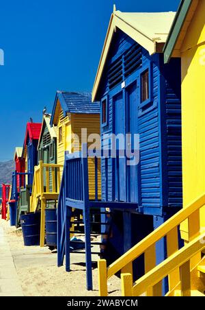 Spiaggia di Muizenberg e colorate baite St James Sudafrica Foto Stock