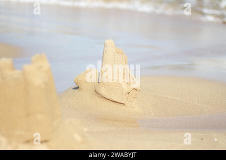 Sandy Serenity: Costruzione di castelli di sabbia sulla spiaggia Foto Stock