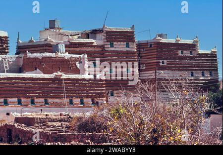 Fila dell'Arabia Saudita di tipiche vecchie case rurali con mura di fango Foto Stock