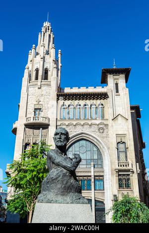 Barcellona, Spagna - 19 novembre 2023: Facciata dell'ex sede della CaixaBank e monumento a Francesc Cambo in via Laietana, Barcellona, CA Foto Stock