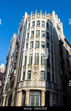 Barcellona, Spagna - 19 novembre 2023: Facciata di un edificio classico in via Laietana, Barcellona, Catalogna, Spagna Foto Stock